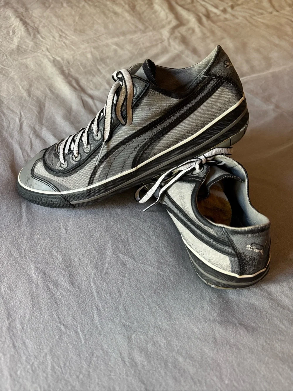 Puma - Pop Art Low-Top Sneakers in Gray and Black sketch style